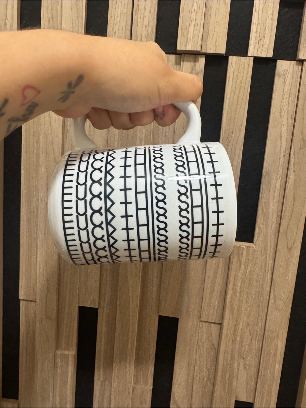 taza con mensaje escondido